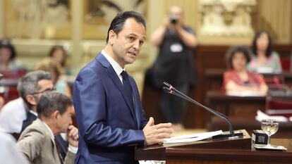 El diputado parlamentario de Sa Unió, Llorenç Córdoba, interviene durante una segunda sesión de investidura de Marga Prohens como presidenta de las Islas Baleares, el  4 de julio de 2023, en Palma de Mallorca.