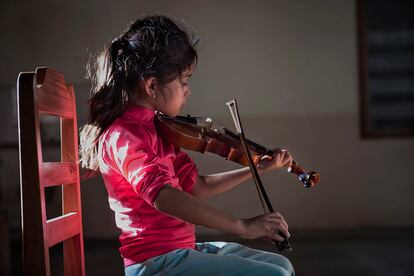 Alumna de los talleres de formación de la orquesta musical de San José de Chiquitos.