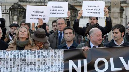 Concentración del PP y de las víctimas junto a la universidad en la que hablaba el exterrorista López de Abetxuko.