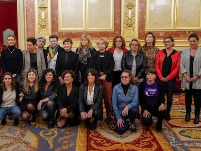 Diputadas de varias formaciones políticas posan en el Congreso para protestar por la violencia machista.