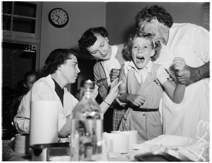 Una niña chilla mientras recibe una vacuna contra la polio, en 1955, en una escuela de Estados Unidos. 