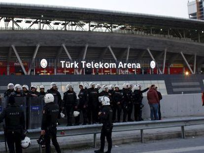 El estadio del Galatasaray, evacuado por la polic&iacute;a.