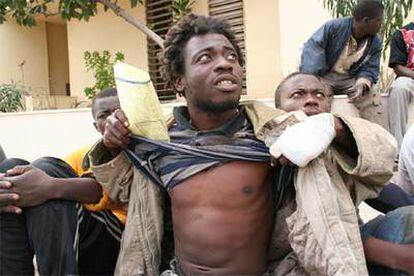 Uno de los inmigrantes heridos durante el asalto de ayer a la valla fronteriza de Melilla.