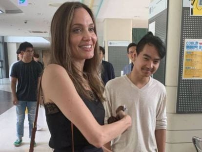 La actriz Angelina Jolie y su hijo Maddox, durante su primer día de universidad en Seúl, Corea del Sur.