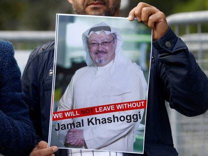 Una persona sujeta un cartel de Jamal Khashoggi durante una protesta frente al Consulado saudí en Estambul el pasado 5 de octubre.