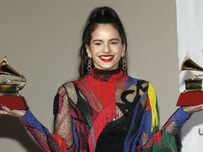 Rosalía, en la ceremonia de los Grammy Latinos de 2018. En vídeo, resumen del año de la artista catalana tras la publicación de su último disco 'El mal querer'.