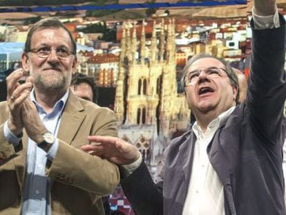 El presidente del gobierno, Mariano Rajoy (2i), junto al candidato del PP a la reelecci&oacute;n de la Presidencia de la Junta de Castilla y Le&oacute;n, Juan Vicente Herrera (2d), y Javier Lacalle (d), candidato a la reelecci&oacute;n a la alcald&iacute;a, durante un acto de campa&ntilde;a electoral hoy en Burgos. 