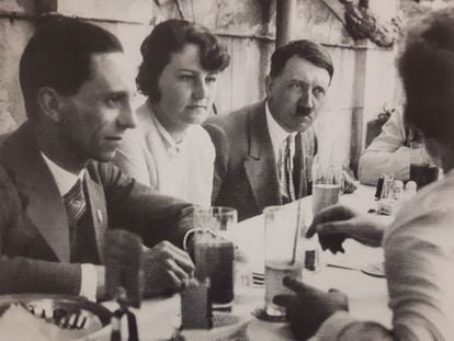 Geli Raubal, sentada entre Goebbels y Hitler en una reunión en Múnich reseñada en la prensa local.