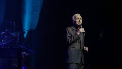 Aznavour, durante su concierto de este viernes en el Liceo.