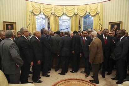 Otra extraña escena en la que Trump, en el centro, saluda a decenas de líderes de universidades históricamente negras. Algunos esperan su turno para saludar al presidente, que parece estar anclado a la mesa del Despacho Oval y no se mueve para saludar a sus invitados.