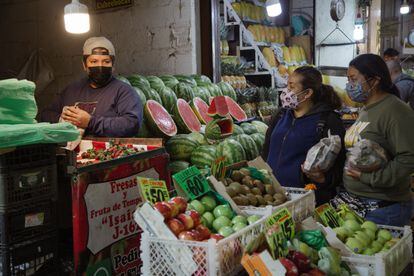 Dos mujeres compran en la Central de Abasto de Ciudad de México, el pasado 3 de noviembre.