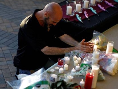 Un hombre, durante la vigilia en homenaje a las v&iacute;ctimas del tiroteo en un instituto de Florida del mi&eacute;rcoles, en el que fueron asesinadas 17 personas. 