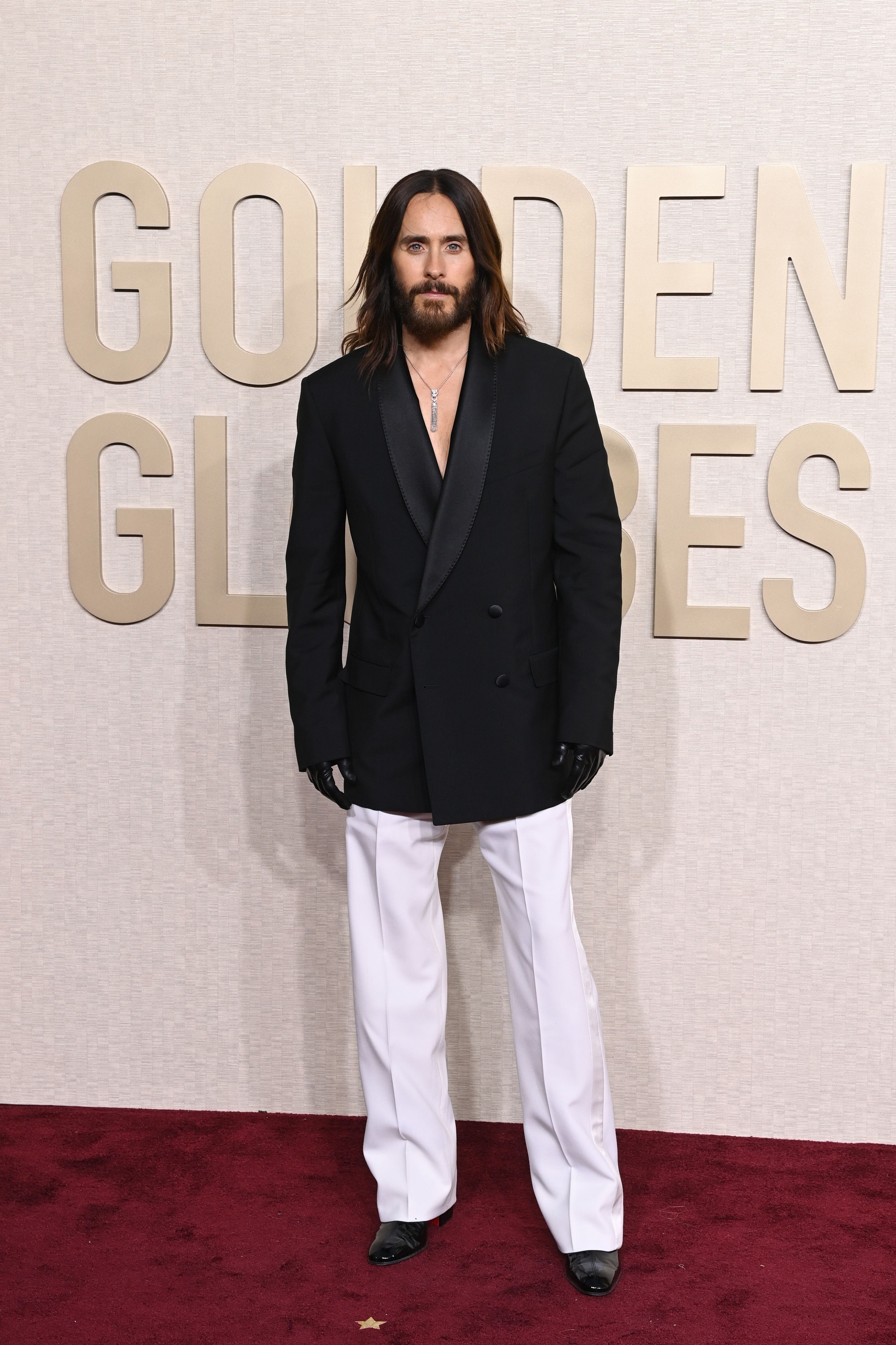 Jared Leto, de Givenchy, en la alfombra roja de los Globos de Oro 2024.