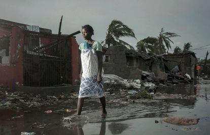 Una lugareña camina entre los destrozos tras el paso del ciclón Idai en la provincia de Sofala, en el centro de Mozambique, el pasado 17 de marzo.