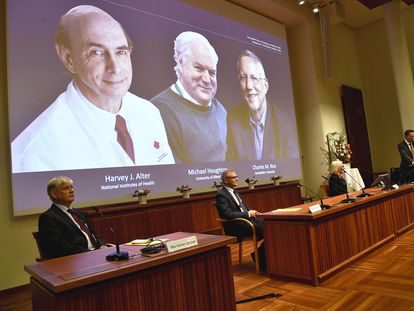 Un comité del Instituto Karolinska anuncia la concesión del Nobel de Medicina a los virólogos Harvey J. Alter, Michael Houghton y Charles M. Rice.