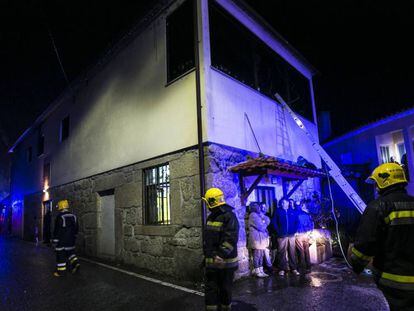Los servicios de emergencia junto al local incendiado en Vila Nova Da Rainha.