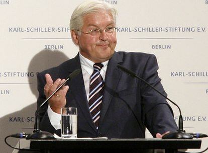 El candidato socialdemócrata a la Cancillería alemana y ministro de Exteriores, Frank-Walter Steinmeier, presenta su plan ante la Fundación Karl-Schiller