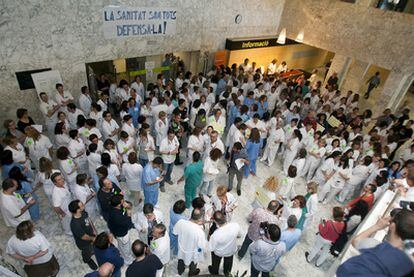 Concentración de trabajadores en el hospital Can Ruti de Badalona, ayer, en protesta por los recortes en la sanidad.