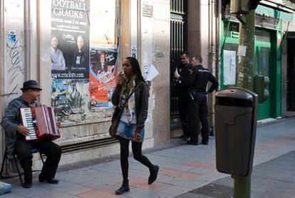 Una acera de Tetuán, en Madrid, próxima al metro.