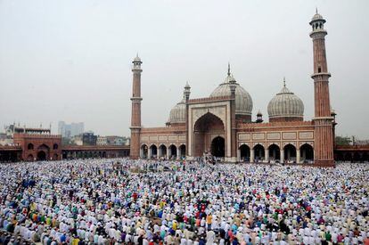 Fieles musulmanes asisten a la oración en la mezquita Jama Majid, en Nueva Dehli, en la celebración del fin del Ramadán.