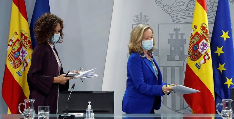 María Jesús Montero (i), portavoz de Hacienda y Gobierno, y Nadia Calviño, vicepresidenta de Economía.