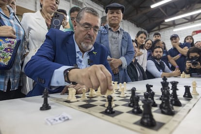 The presidential candidate of the Movimiento Semilla party, Bernardo Arévalo, participates in a chess tournament on August 2.