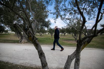 Juan José Millás, en el parque de Juan Carlos I, en Madrid, en abril de 2019.