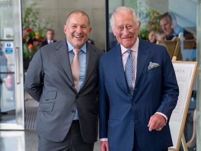 A la izquierda, Sir Jony Ive junto al rey Carlos III, en un evento del Royal College of Art en Londres, Inglaterra, el 27 de abril de 2022.