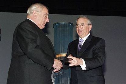 Isidoro Álvarez (a la izquierda) recibe el premio de manos de Arnold B. Zetcher, presidente de la asociación NRF.