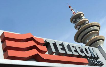 El logo de Telecom Italia, en su sede de Rozzano, al norte de Italia.