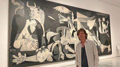 Mick Jagger posaba el martes frente al 'Guernica' de Picasso en el Museo Reina Sofía de Madrid, en una imagen difundida por el cantante en Twitter.