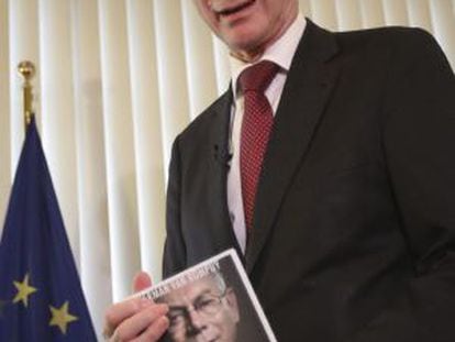 Herman van Rompuy en Bruselas con su libro.