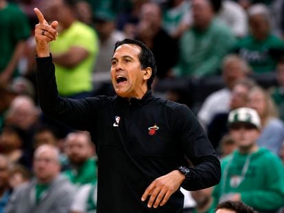 Erik Spoelstra, entrenador de los Miami Heat, durante el quinto partido ante los Boston Celtics en la final de la Conferencia Este.