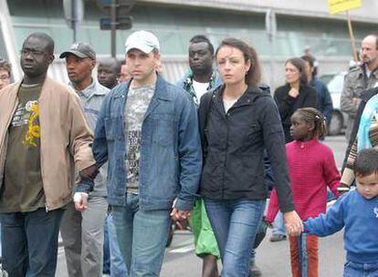 Los padres de Yvan, Natalia Aboueva y Andrei Dembski (en el centro), en la localidad de Amiens, en el departamento de la Somme (norte de Francia).