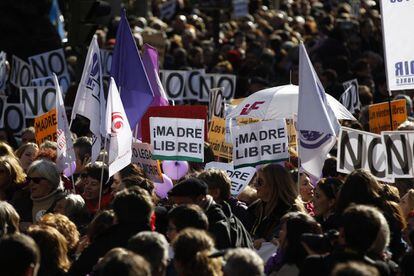 Fotografía de la manifestación contra la Ley del Aborto esta mañana en las calles de Madrid.