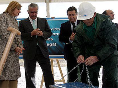 Javier Arenas colocó ayer la primera piedra de la nueva depuradora de Fuengirola.