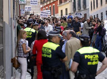 Concentración de indignados frente al número 23 de la calle Norte, en el barrio madrileño de Malasaña.