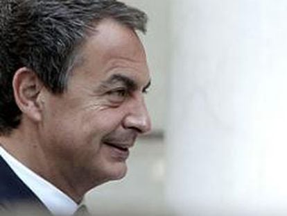 Zapatero y Rajoy pactan acelerar las fusiones de cajas y reformar la Lorca antes de agosto