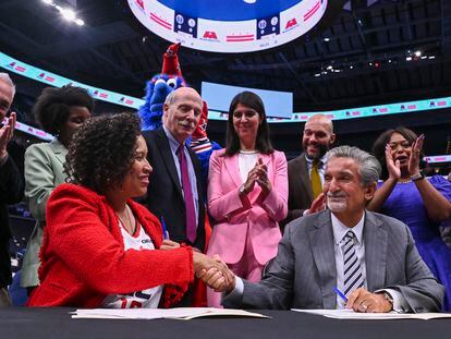 La alcaldesa de Washington DC, Muriel Bowser, estrecha la mano del jefe de Monumental Sports & Entertainment, Ted Leonsis, tras firmar el nuevo acuerdo.