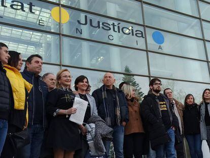 Las víctimas y los familiares del accidente del Metro de Valencia a la salida del juicio en la Ciudad de la Justicia de Valencia.