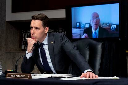 El senador Josh Hawley escucha el testimonio del exsargento de armas Paul Irving este martes en el Congreso de EE UU.