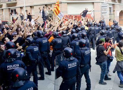 Un grupo de independentistas grita a varios falangistas que se manifestaban en Arenys de Munt.