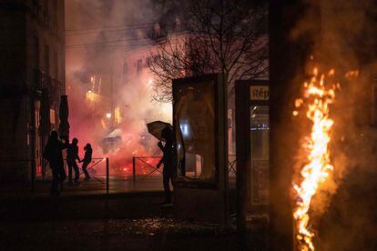 Manifestantes se enfrentan a la policía durante una protesta en Dijon, el lunes.