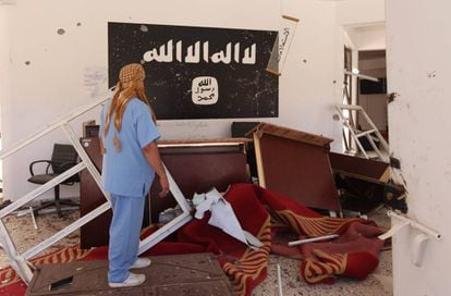 Un hombre observa los restos del ISIS en un edificio en Sirte, Libia.