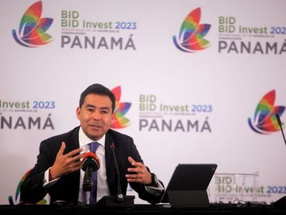 El economista jefe del Banco Interamericano de Desarrollo (BID), Eric Parrado, habla en una rueda de prensa este domingo, en Ciudad de Panamá (Panamá).