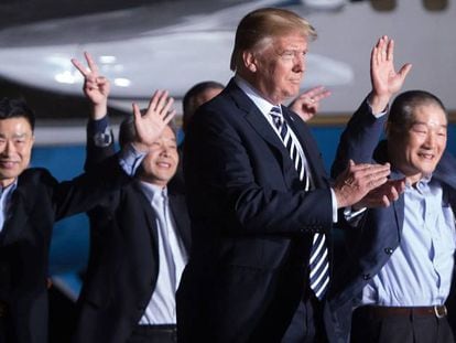 Donald Trump con los tres estadounidenses liberados por Corea del Norte.