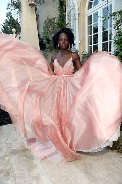 Lupita Nyong'o y su espectacular Prada en rosa empolvado en la fiesta de Chopard.