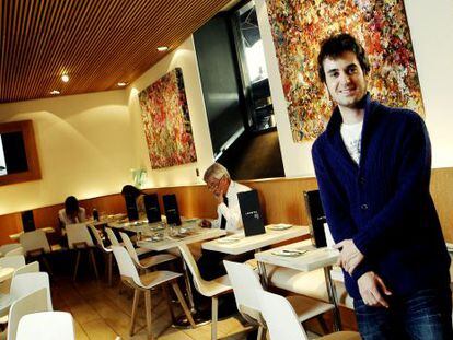 Álvaro Borovio delante de su obra que se expone en el restaurante Lateral, de Velázquez.