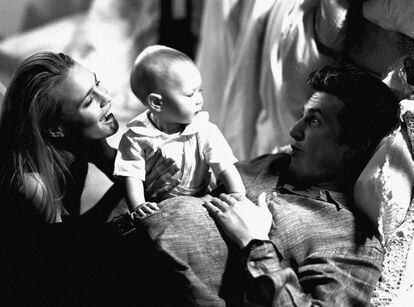 Sean Penn, Robin Wright y su hija Dylan en su casa de Malibú en 1991.