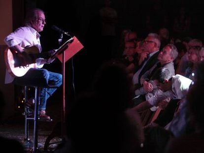 Luis Eduardo Aute, durante el homenaje a Vicente Aleixandre en su casa madrileña, el 13 de junio de 2014. En primera fila, de abajo arriba, Alejandro Sanz, presidente de la Asociación de Amigos de Aleixandre, Vicente Molina Foix y Fernando Delgado.